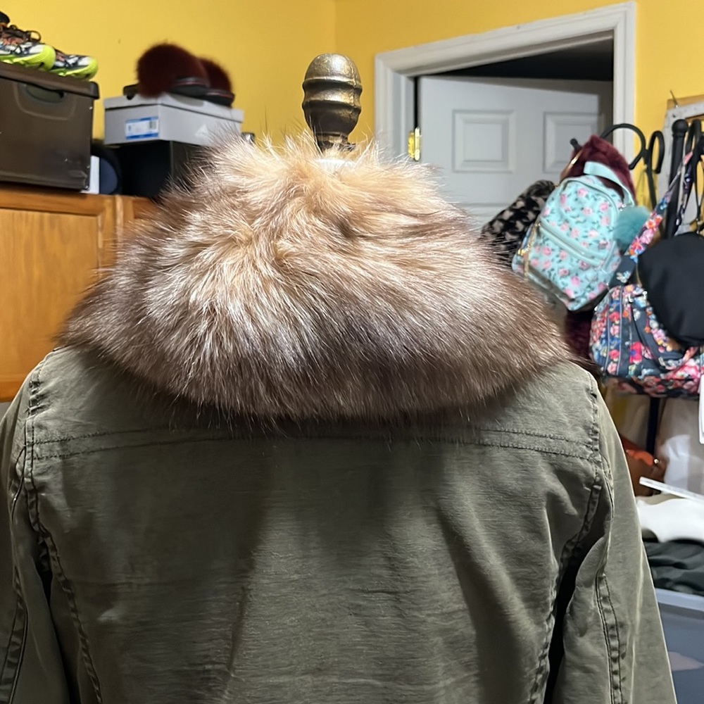 Faux collar , perfect to attach any jacket etc, has 7 elastic loops at neck